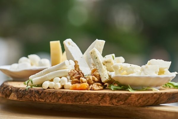 Découverte des régions françaises à travers un plateau de fromages authentiques